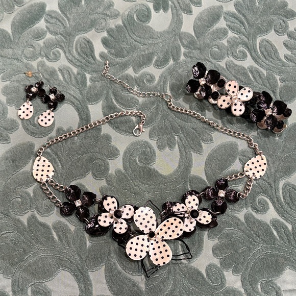 Jewelry - Elegant Black and White Floral Jewelry Set